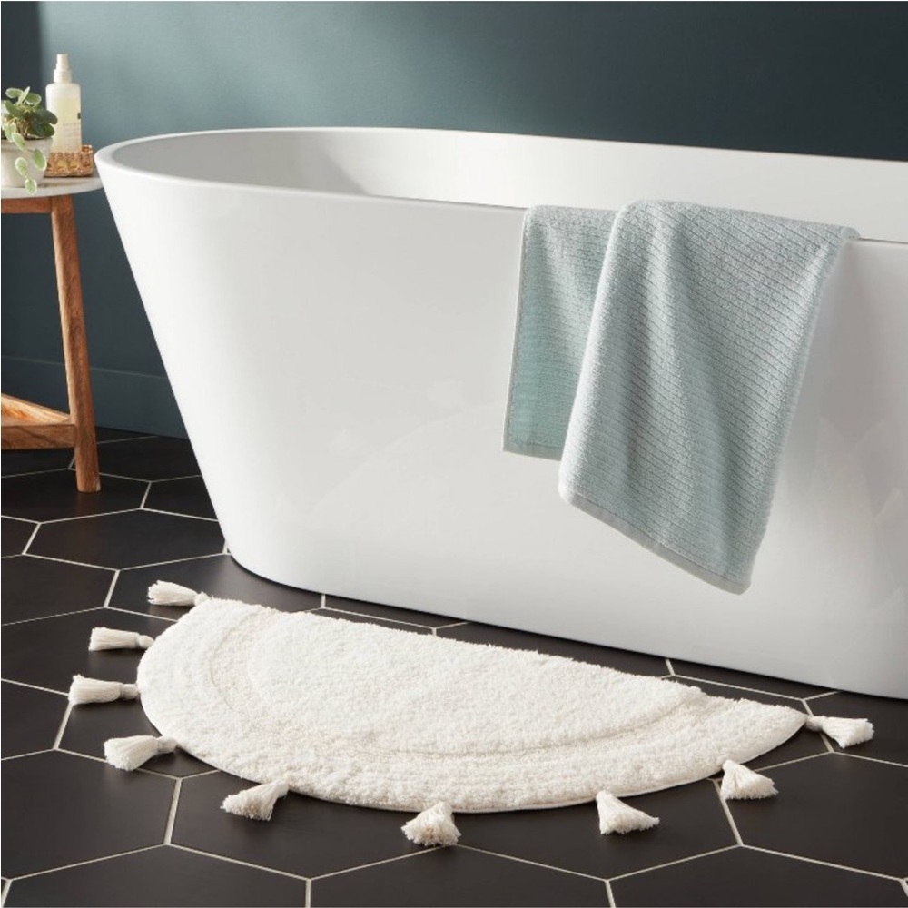 THRESHOLD NWT half moon bath rug with tassels -cream -18x32